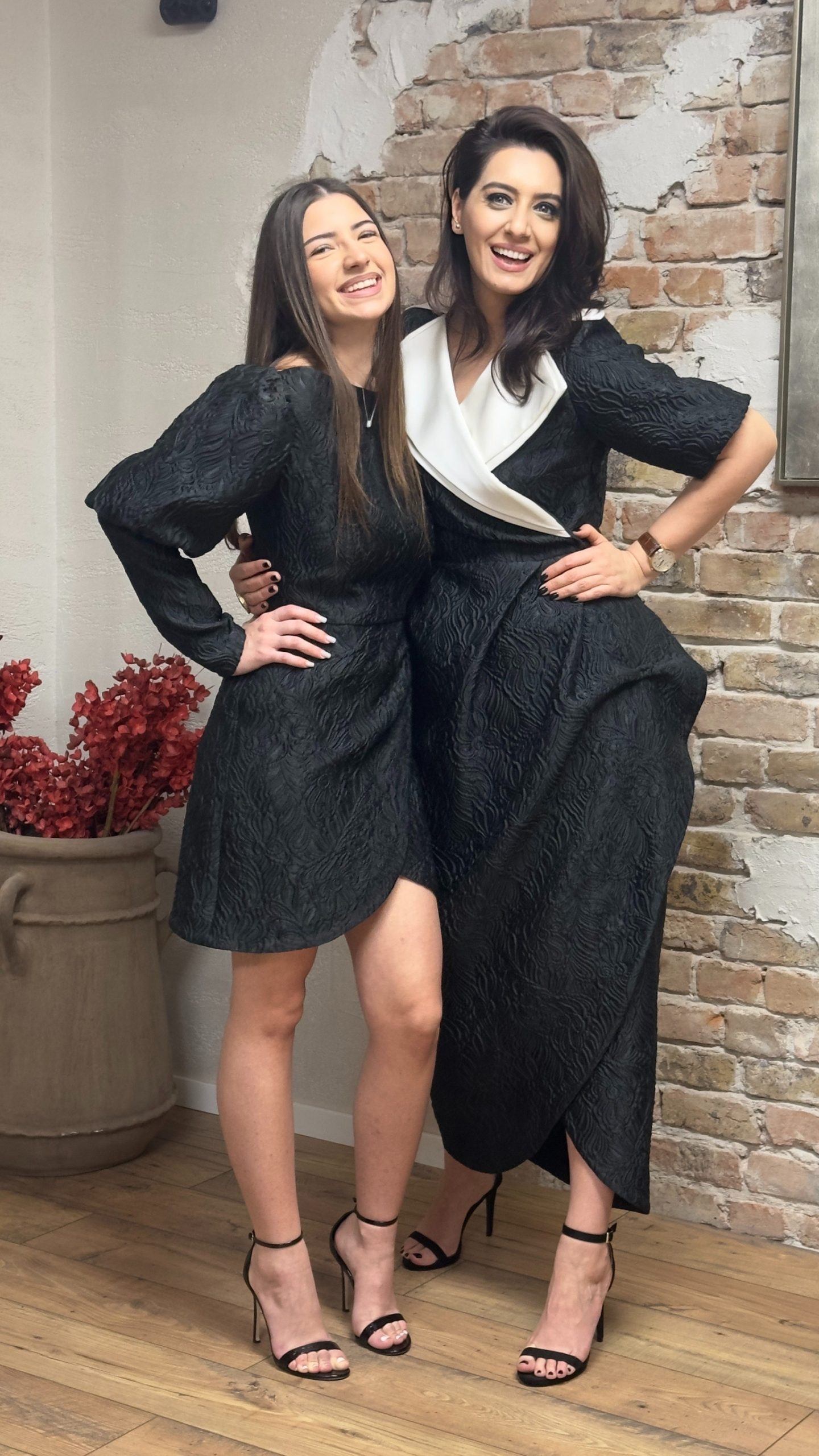Rochie lungă din brocart gofrat cu gulere din mătase