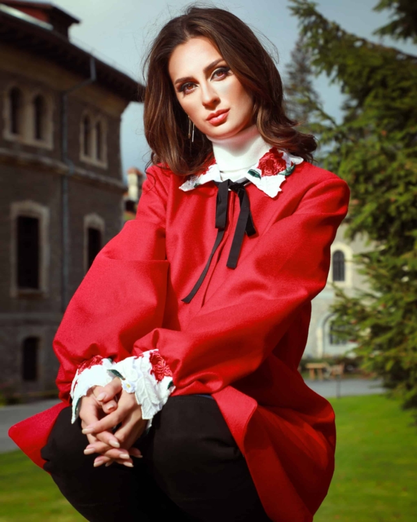 Palton roșu din stofă de lână și macrame