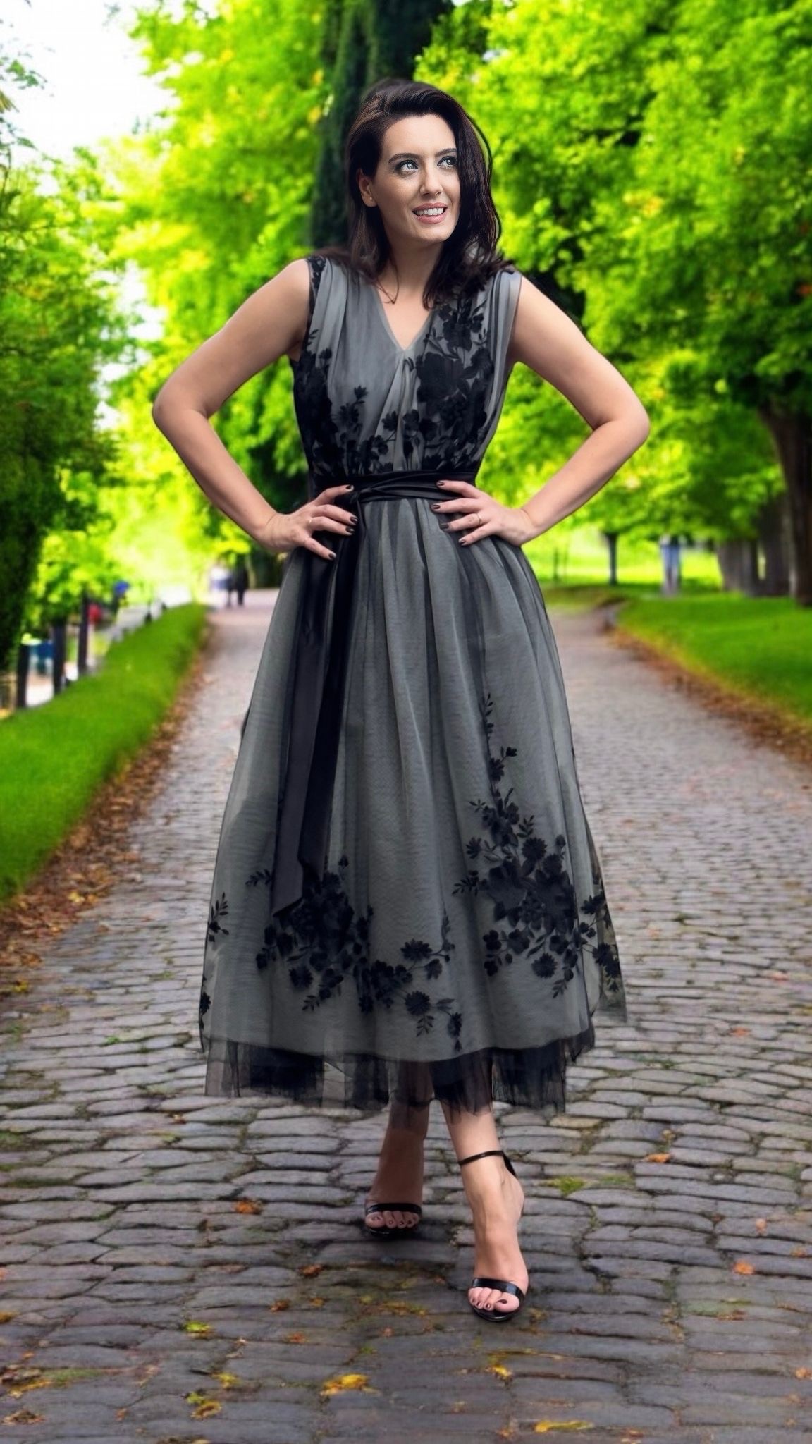 Rochie midi din tulle brodat