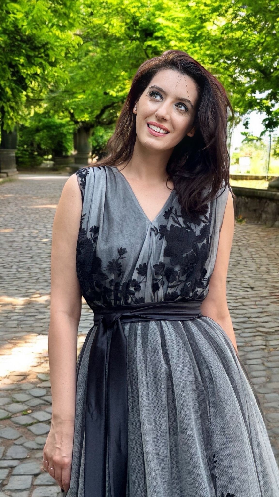 Rochie midi din tulle brodat