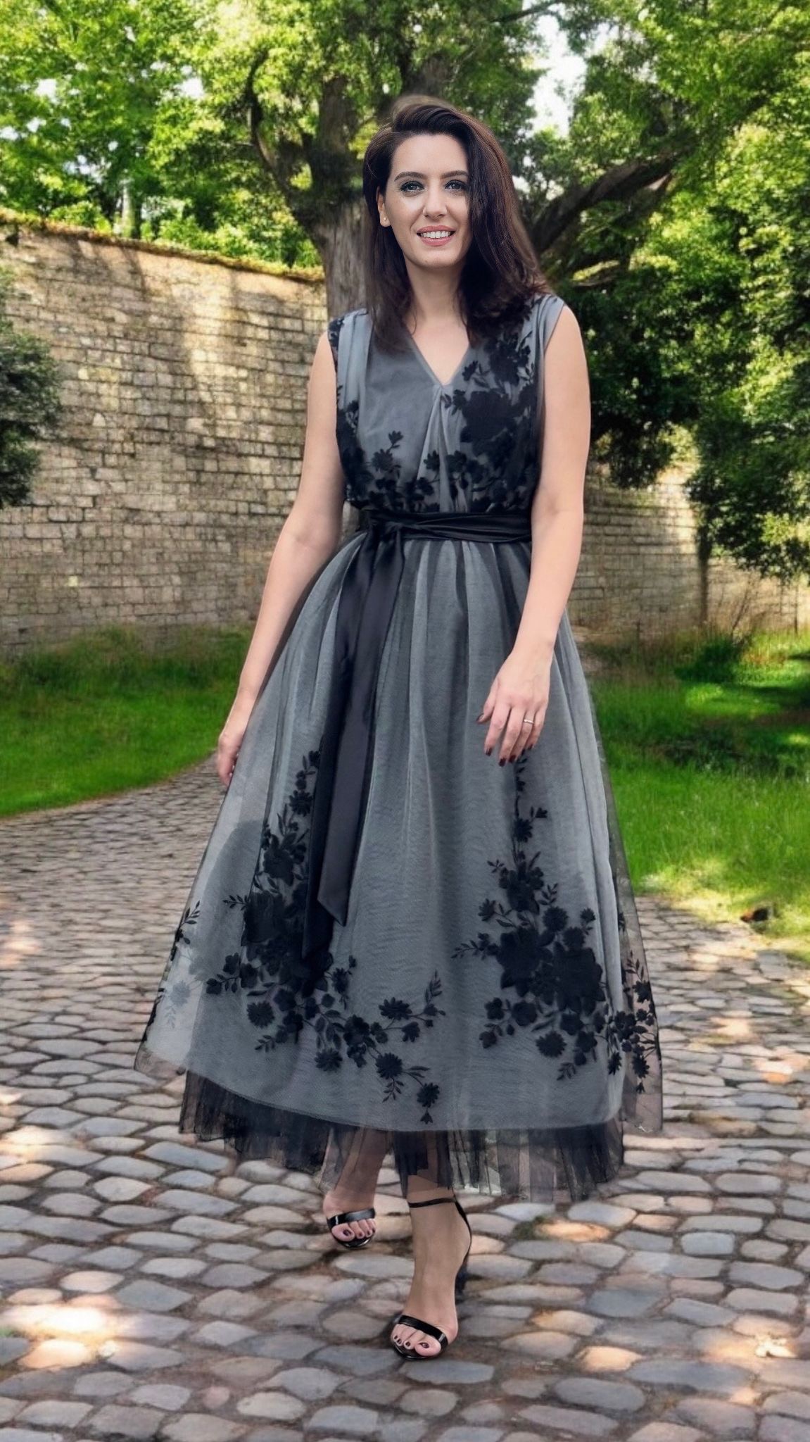 Rochie midi din tulle brodat