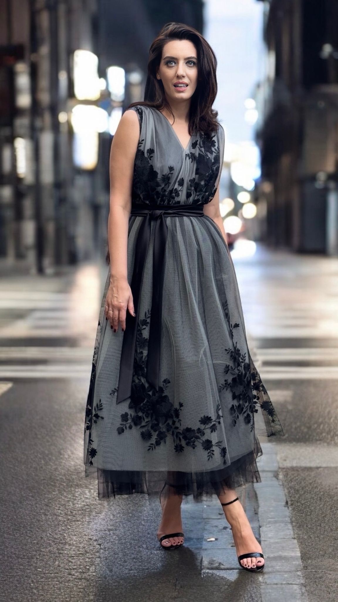 Rochie midi din tulle brodat