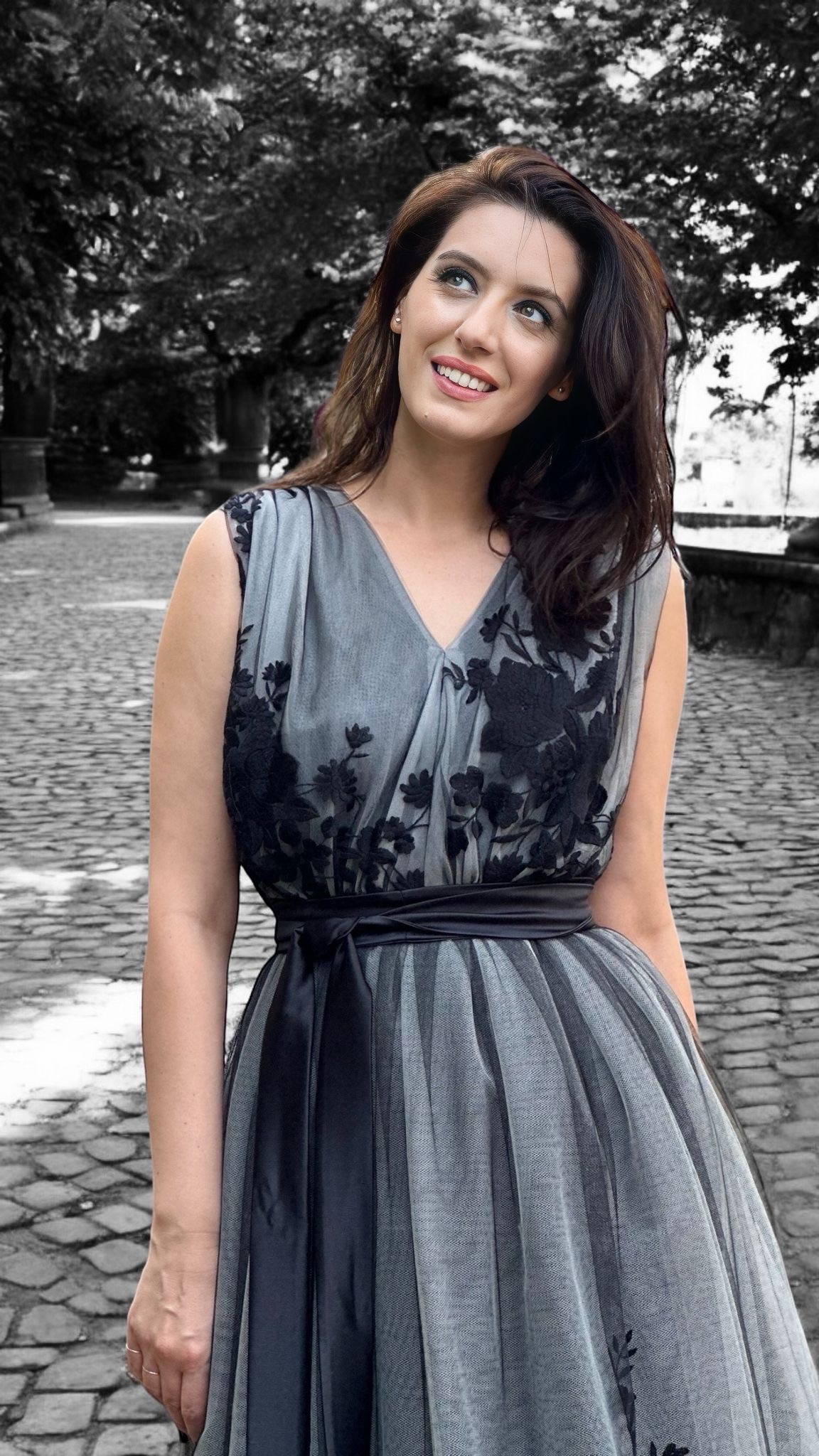 Rochie midi din tulle brodat