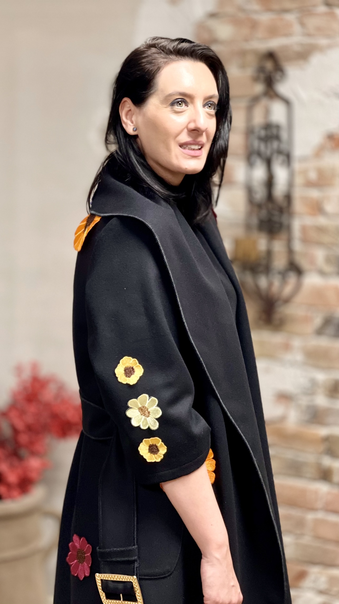 Palton din stofă neagră accesorizat cu flori brodate